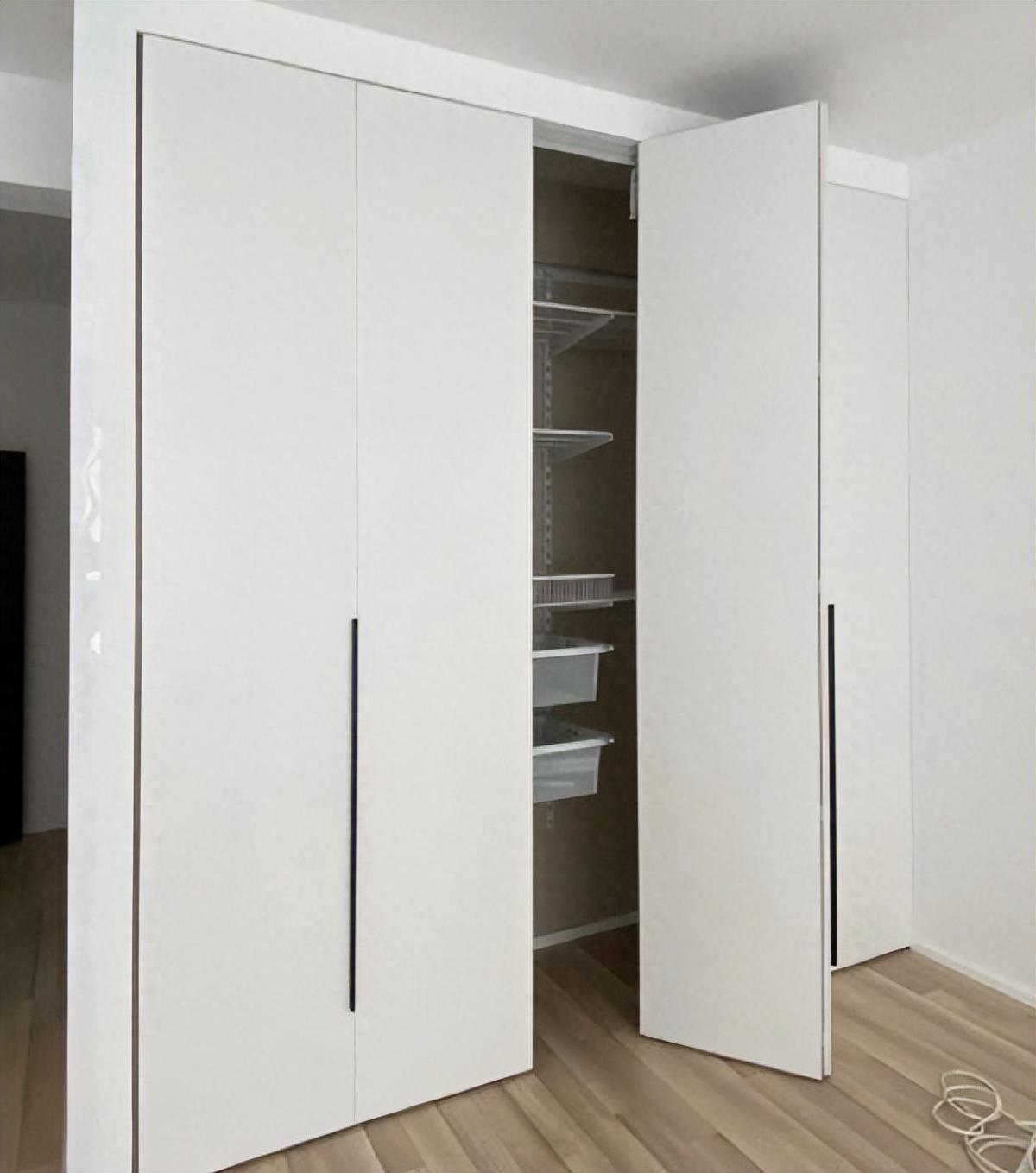 为何越来越多人衣柜不装平开门，这4种方式代替，美观省空间