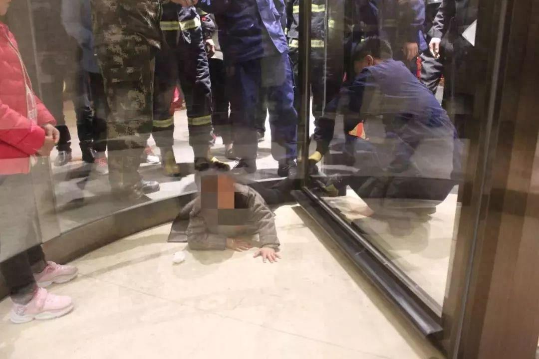 危险！漂亮旋转门爱“咬”人！夹伤人事件时有发生