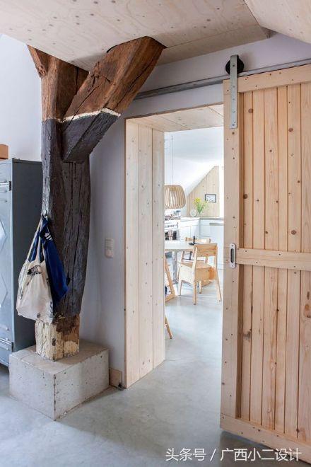 聪明的人今年装修最流行的门——谷仓门，而你家还是个推拉门
