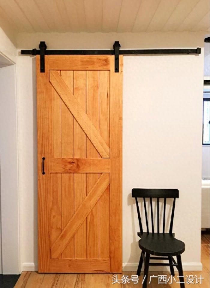 聪明的人今年装修最流行的门——谷仓门，而你家还是个推拉门