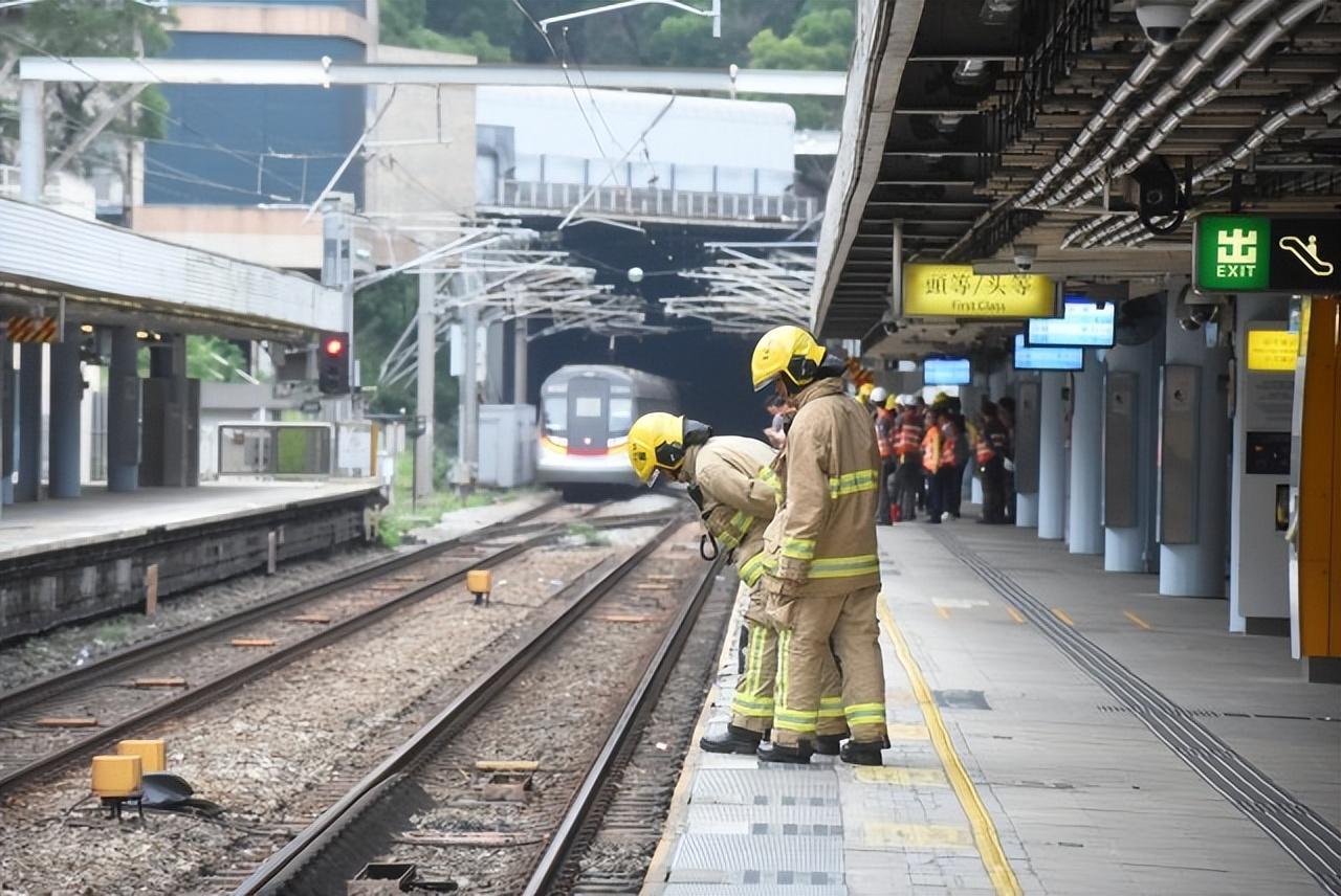 东铁线成死亡线路？一日两人坠轨，安装屏蔽门为何这么难？