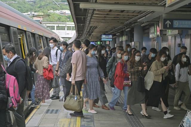 东铁线成死亡线路？一日两人坠轨，安装屏蔽门为何这么难？