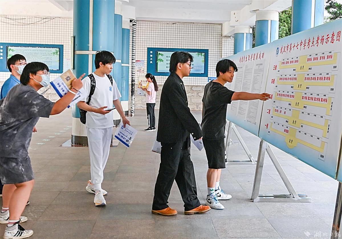 湖北高考考场首设“智能安检门”