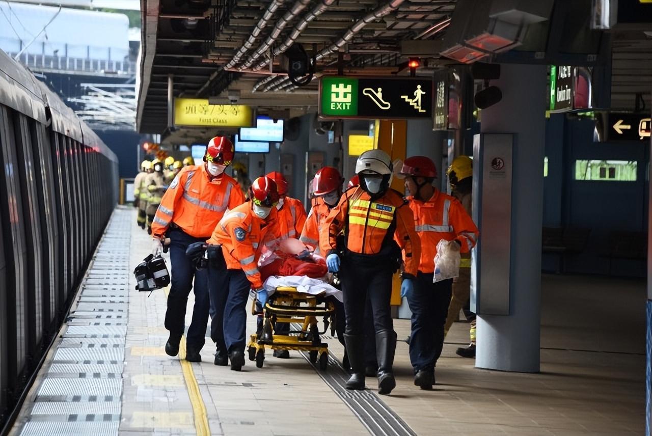 东铁线成死亡线路？一日两人坠轨，安装屏蔽门为何这么难？