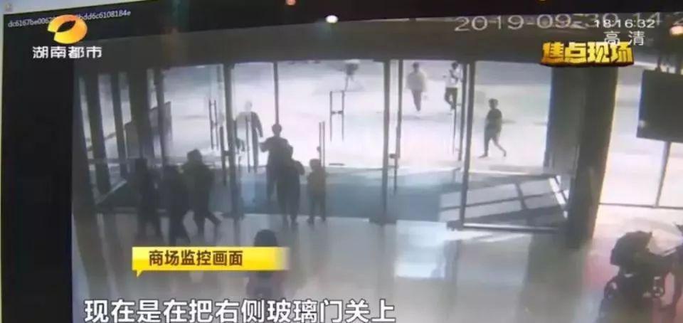 6岁男童在商场做了一个动作，玻璃门瞬间爆裂砸向他…