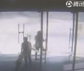 6岁男童在商场做了一个动作，玻璃门瞬间爆裂砸向他…
