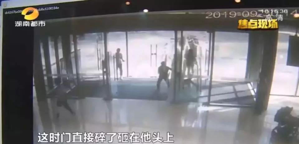 6岁男童在商场做了一个动作，玻璃门瞬间爆裂砸向他…