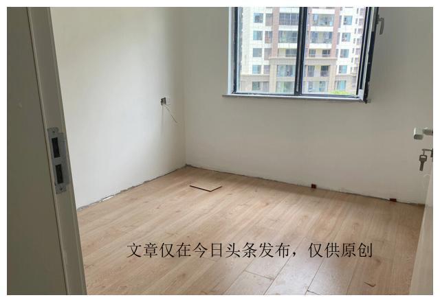 先装门还是先铺地板，听完老师傅介绍，才知道原来一直装错了
