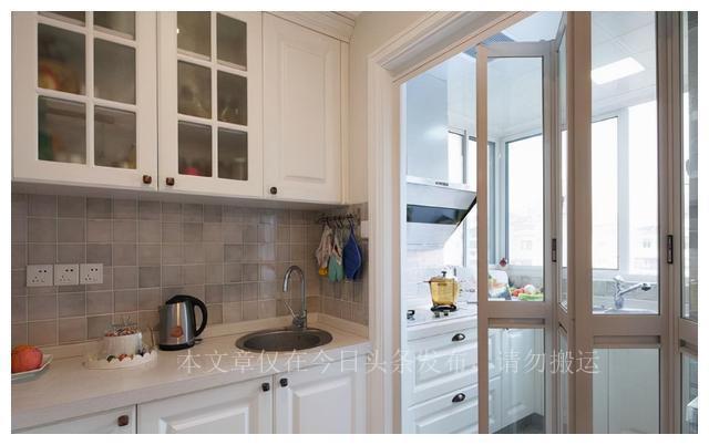 越来越多人喜欢在厨房安装折叠门了，方便实用，太聪明了