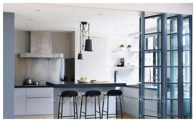 越来越多人喜欢在厨房安装折叠门了，方便实用，太聪明了