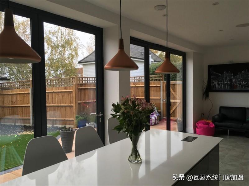 瓦瑟系统门窗知识：阳台推拉门这样选准没错！