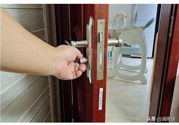 卧室门反锁了怎么开锁