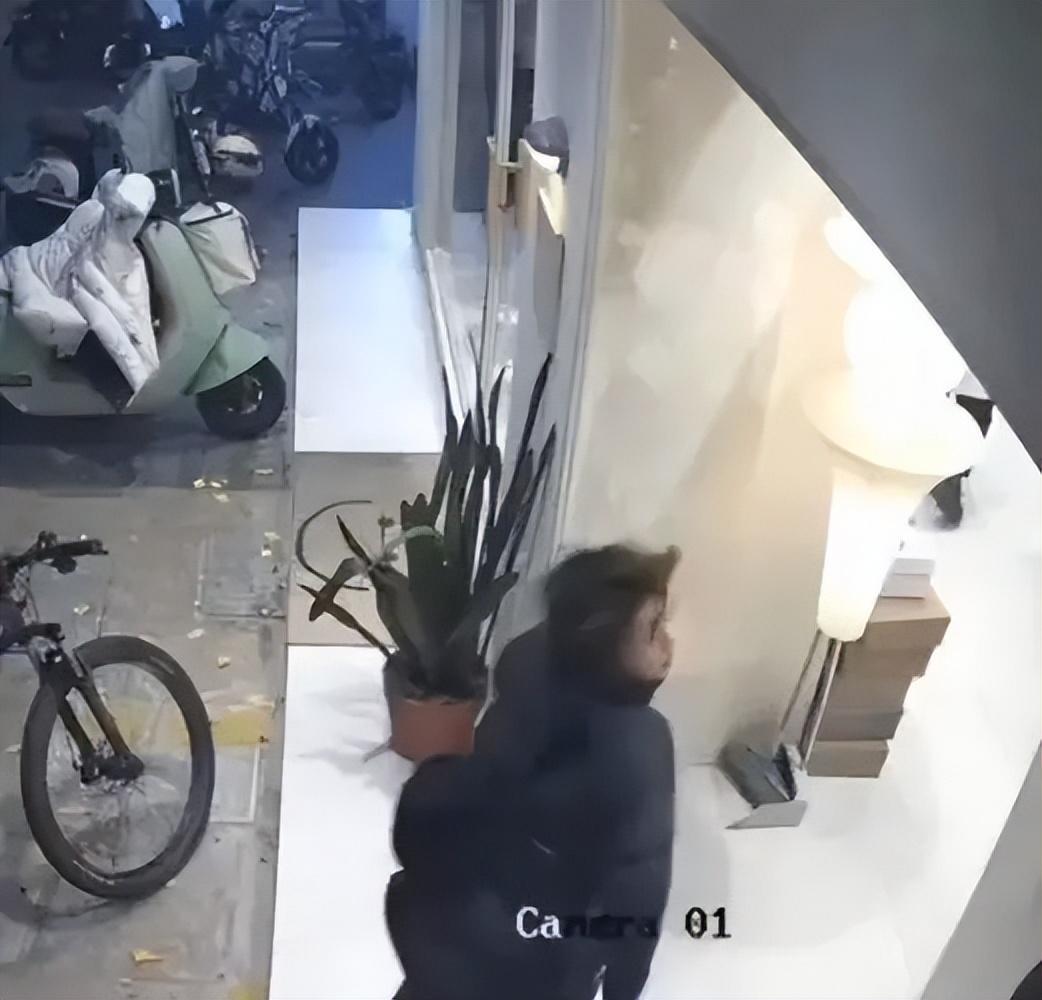 浙江女子一头撞上店家玻璃门，两颗门牙直接磕断，店家该不该担责