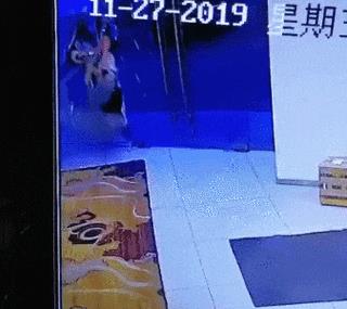 浙江女子一头撞上店家玻璃门，两颗门牙直接磕断，店家该不该担责