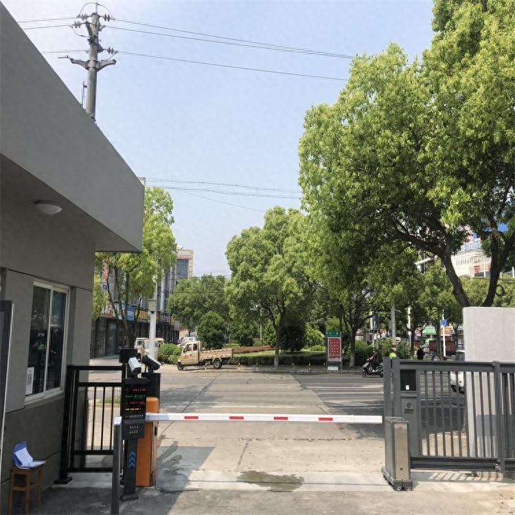 智能车牌识别电动伸缩门——当代安全管理的新选择