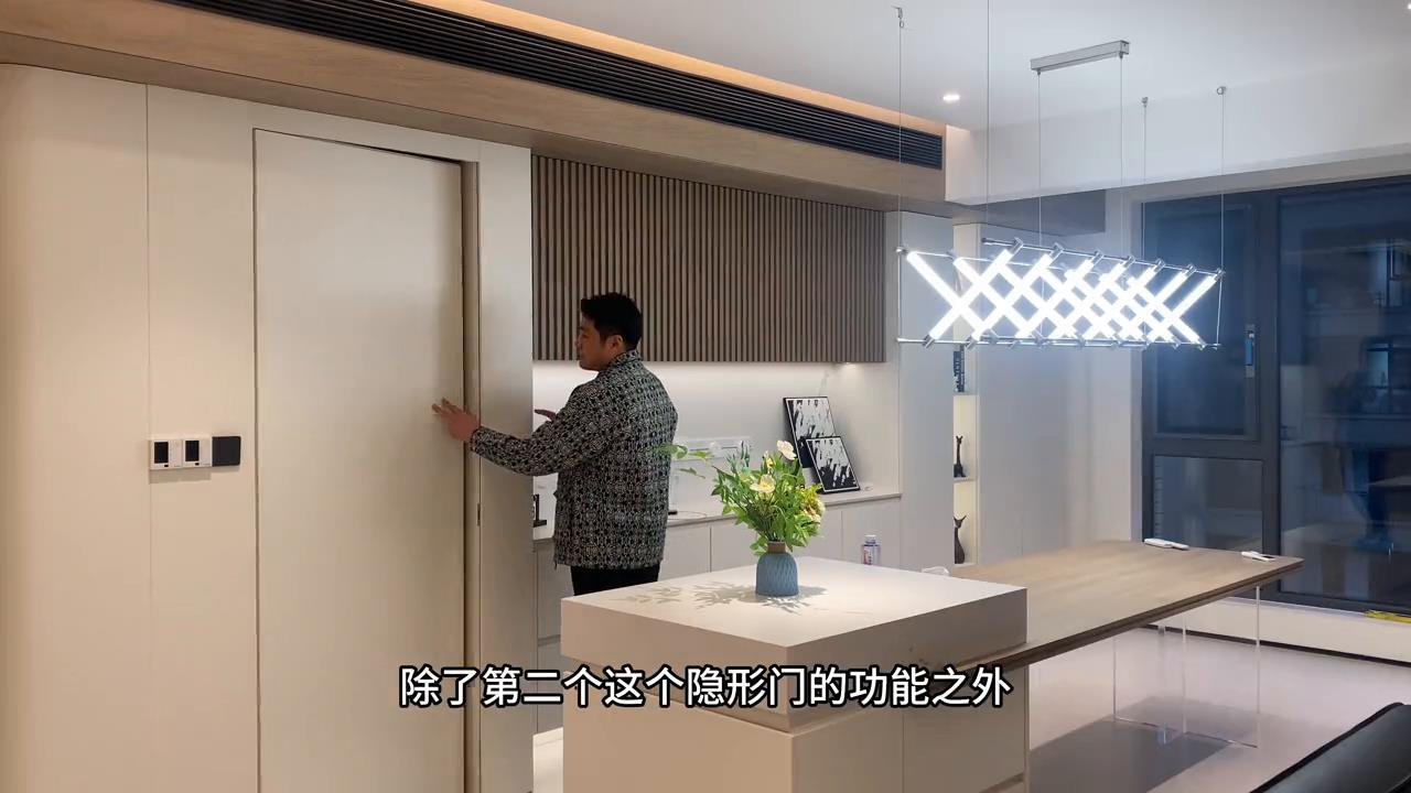 一面墙融合了四个功能：入户玄关鞋帽柜，卧室隐形门，餐边柜