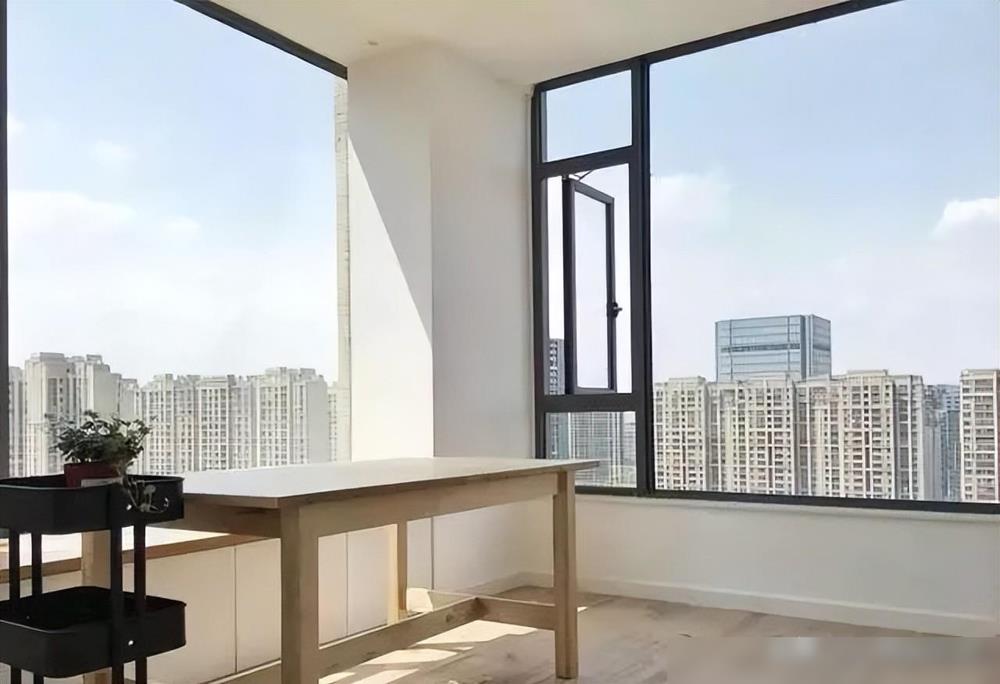 越来越多人不用玻璃封阳台了，现在流行这样设计，实用美观还省钱