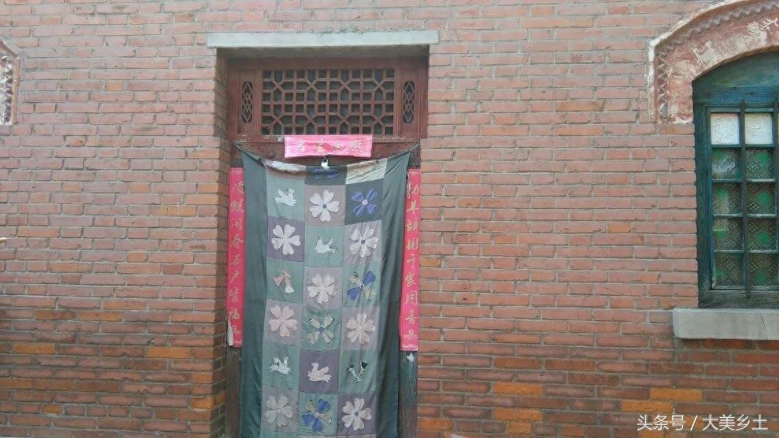 农村巧手女人做的布门帘，已成为时代的象征 有你熟悉的吗？