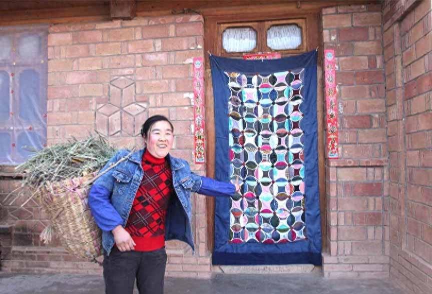 农村巧手女人做的布门帘，已成为时代的象征 有你熟悉的吗？