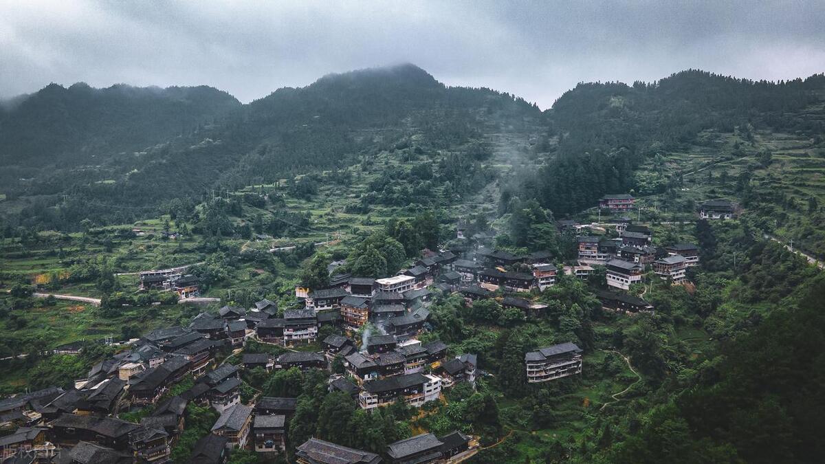 建议把阳台推拉门拆掉，越来越多人都这么装，客厅看起来更大气