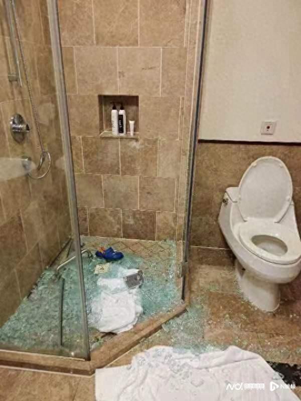 酒店浴室玻璃门爆裂，两男童受伤，浴室玻璃门为何突然爆裂？