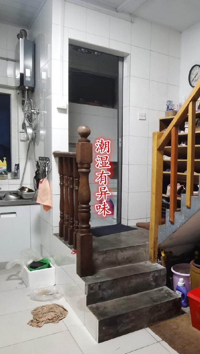 卫生间装楼梯转角，上下楼必经过，业主太难了！开发商：常规操作