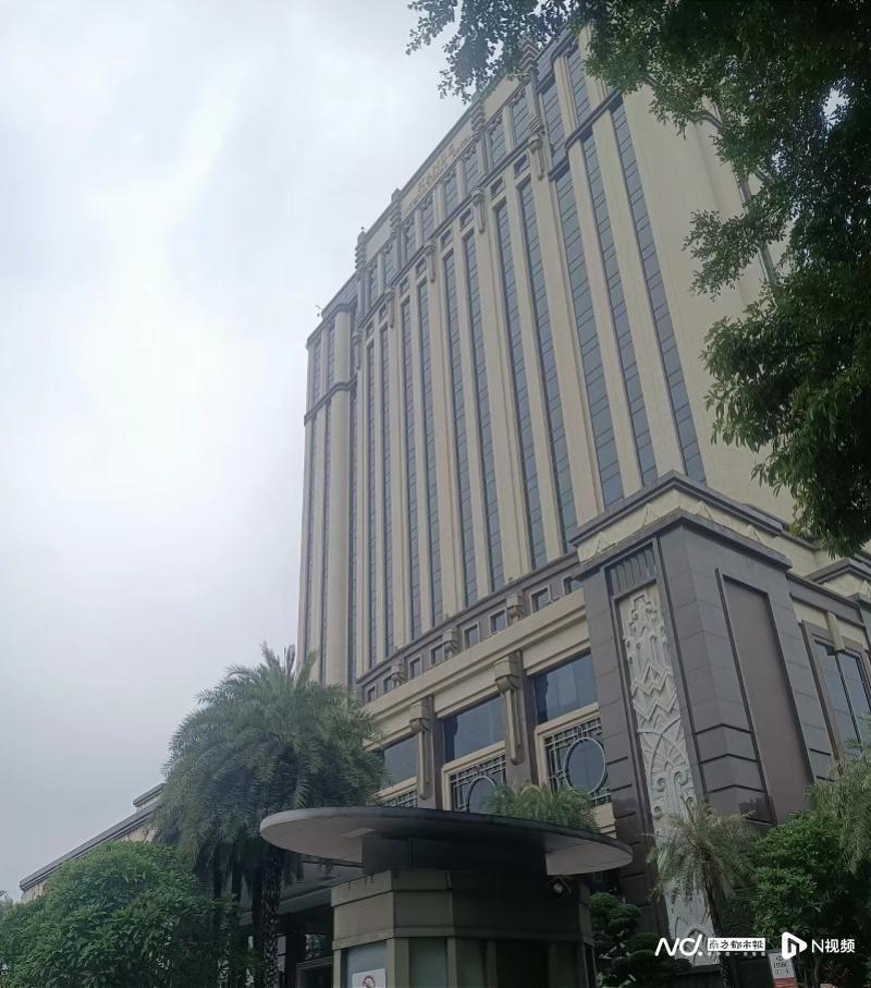 酒店浴室玻璃门爆裂，两男童受伤，浴室玻璃门为何突然爆裂？