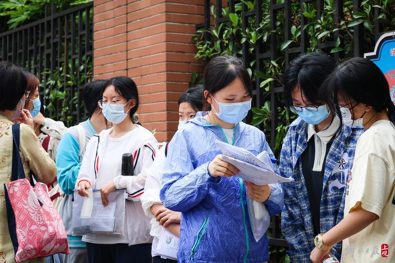 高考考點首次使用“智能安檢門”，這個考點男生女生分通道入場