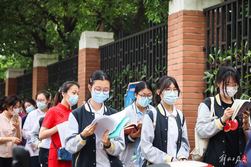 高考考點首次使用“智能安檢門”，這個考點男生女生分通道入場