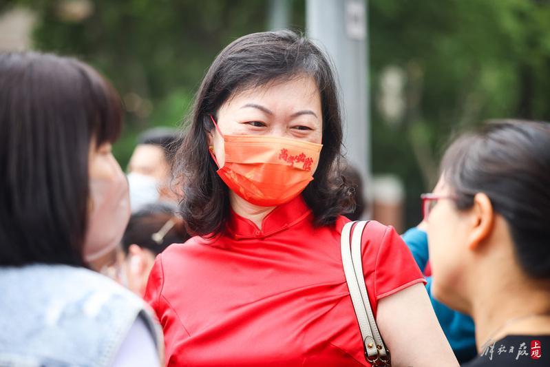 高考考點首次使用“智能安檢門”，這個考點男生女生分通道入場