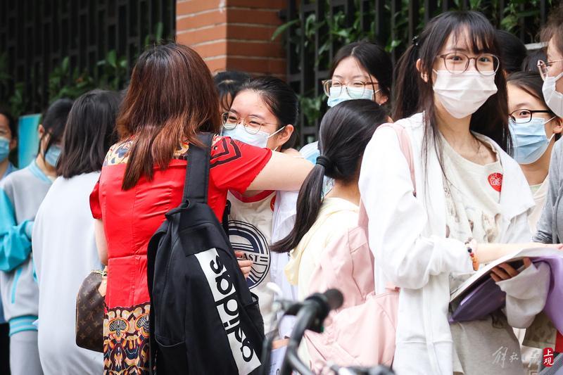 高考考點首次使用“智能安檢門”，這個考點男生女生分通道入場