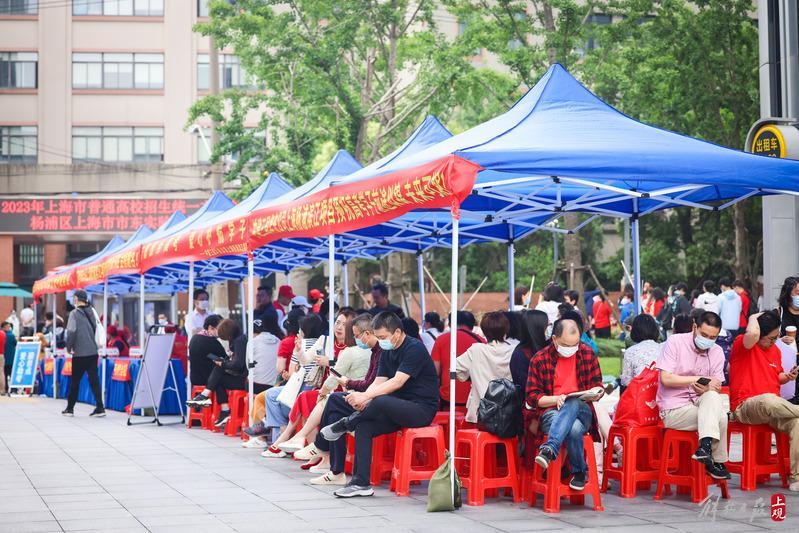 高考考點首次使用“智能安檢門”，這個考點男生女生分通道入場