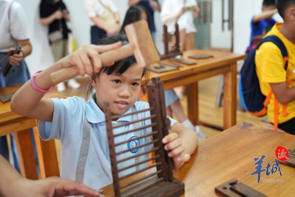 做趟櫳門、制茶、雕刻臉譜……穗澳青年暑假玩轉非遺