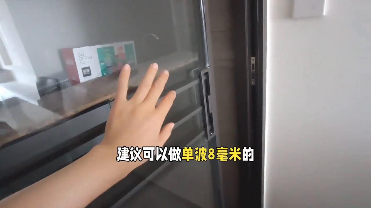 廚房門選不好，拉垮整個傢的效果，使用起來也超級不方便