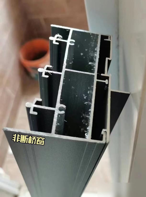 非斷橋窗、斷橋窗、系統窗，到底哪種鋁合金門窗更好？專傢告訴你
