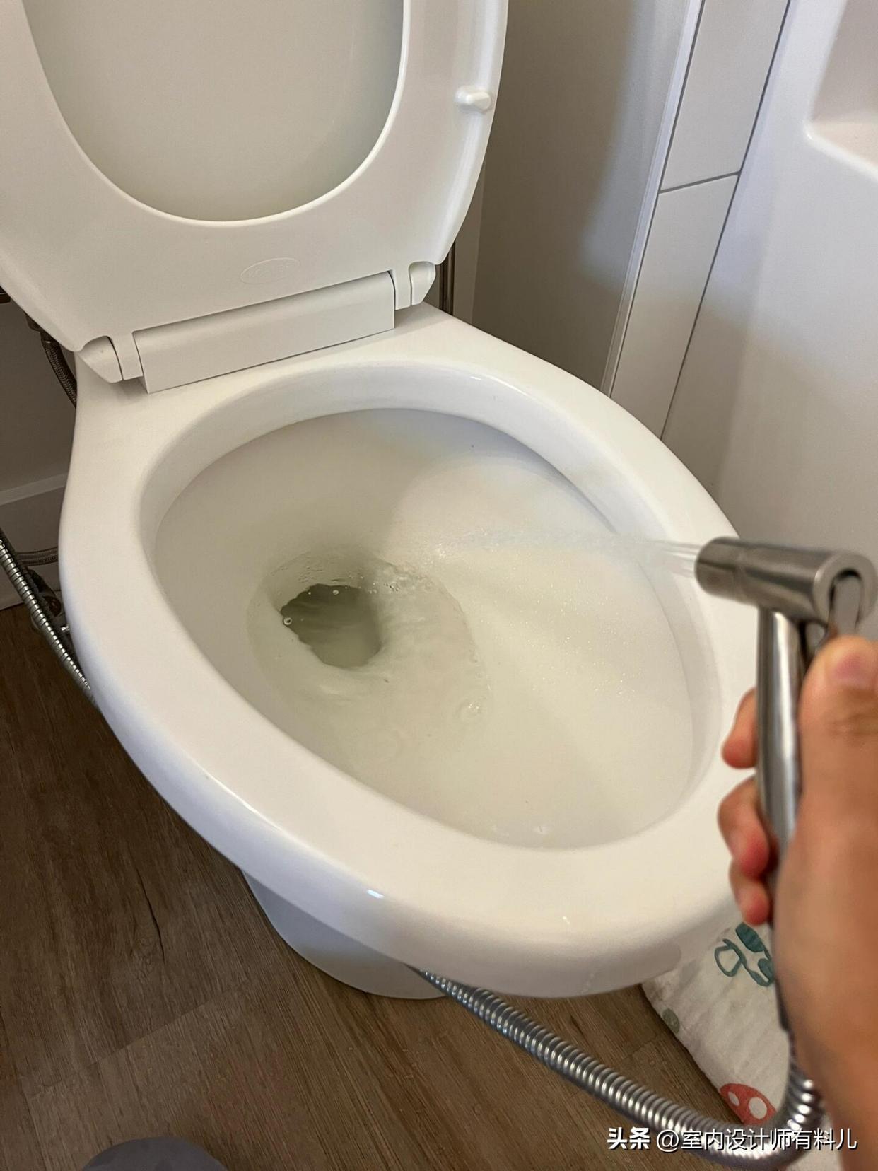 發現鄰居傢的衛生間，那叫一個先進，曬給大傢瞧瞧，太高級瞭