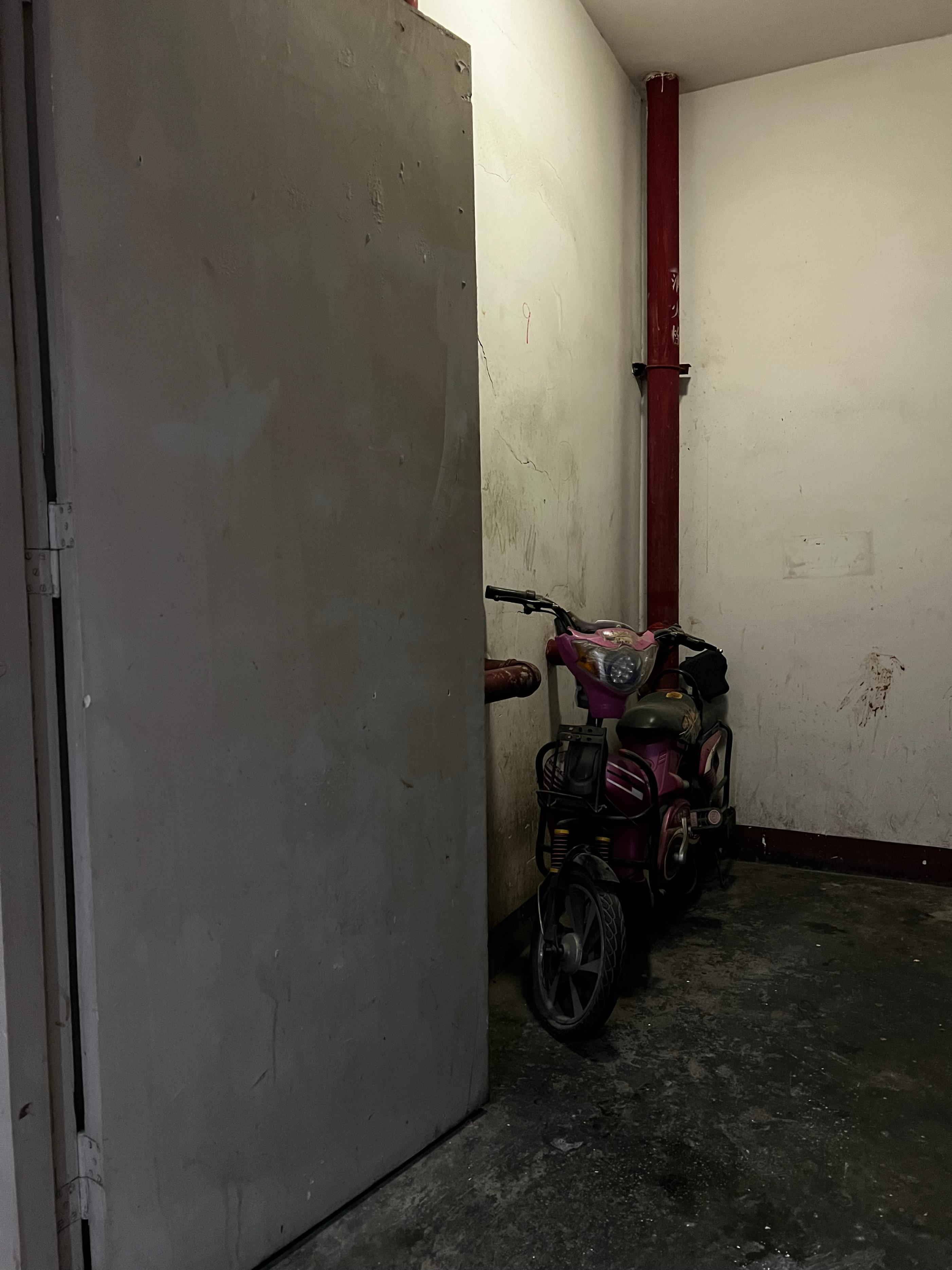 這樣的防火門防火嗎？這樣的消防通道通暢嗎？