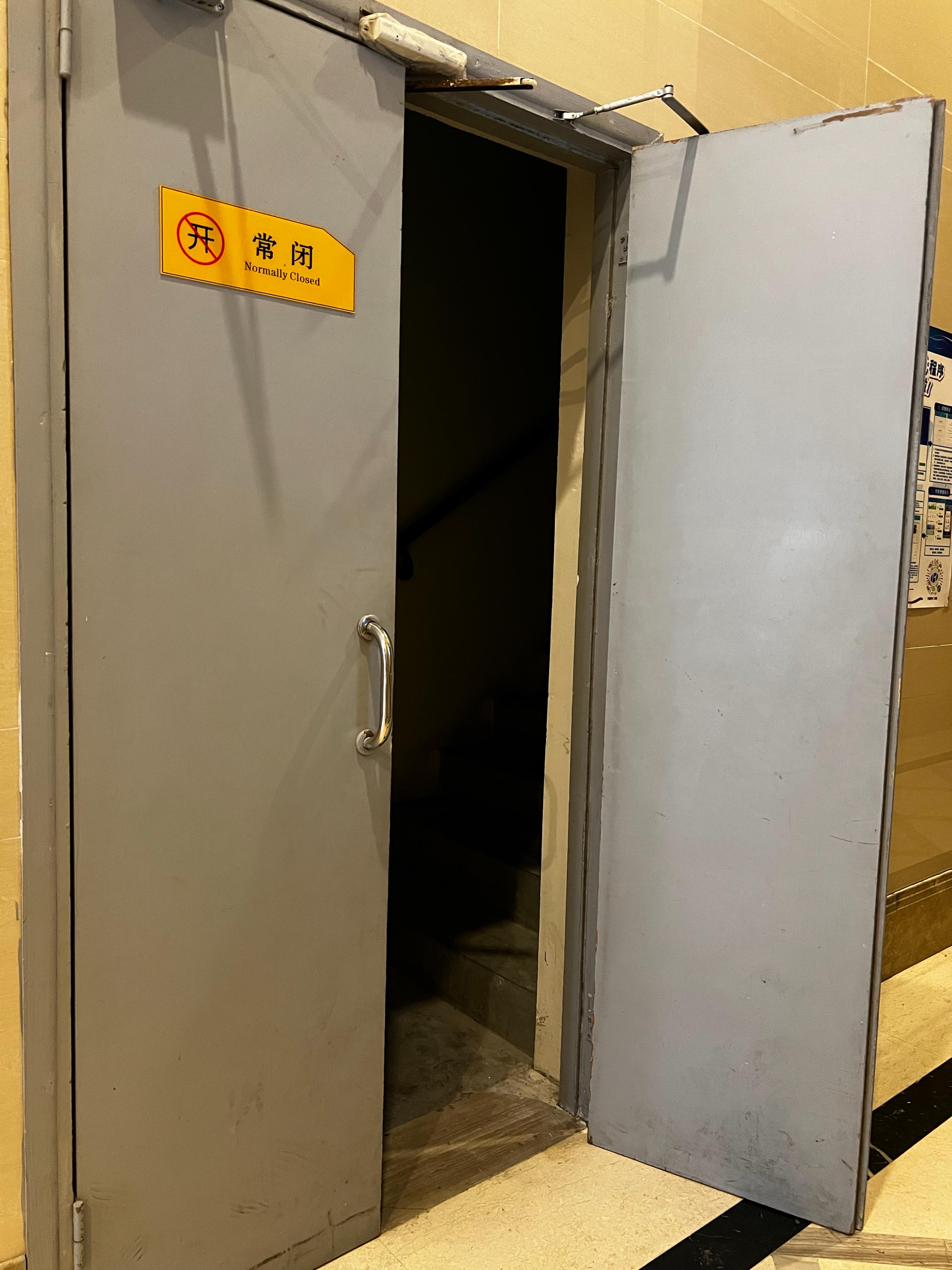 這樣的防火門防火嗎？這樣的消防通道通暢嗎？