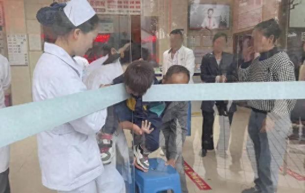 驚！醫院玻璃門 “咬” 童，安全之弦怎可松
