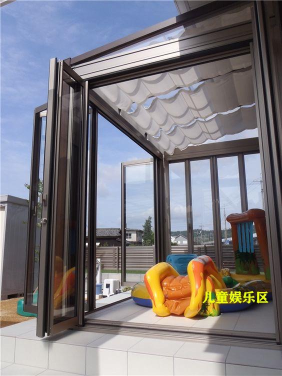 把入戶門口抬高瞭當露臺，裝折疊門推拉自如，自建房也住成瞭別墅