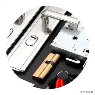 居傢幾乎普及智能鎖，為啥還有人換回機械鎖，這些問題是關鍵