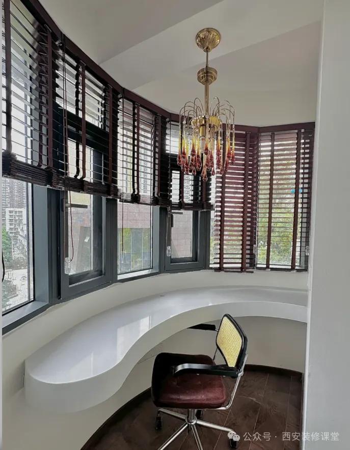 The uncomfortable special-shaped balcony was installed to amaze the neighbors