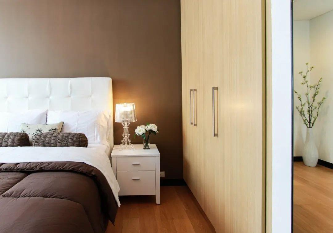 How to choose a wardrobe door? Flat door or carved door? The tablet is minimalist and elegant, with elegant and high-end carvings.