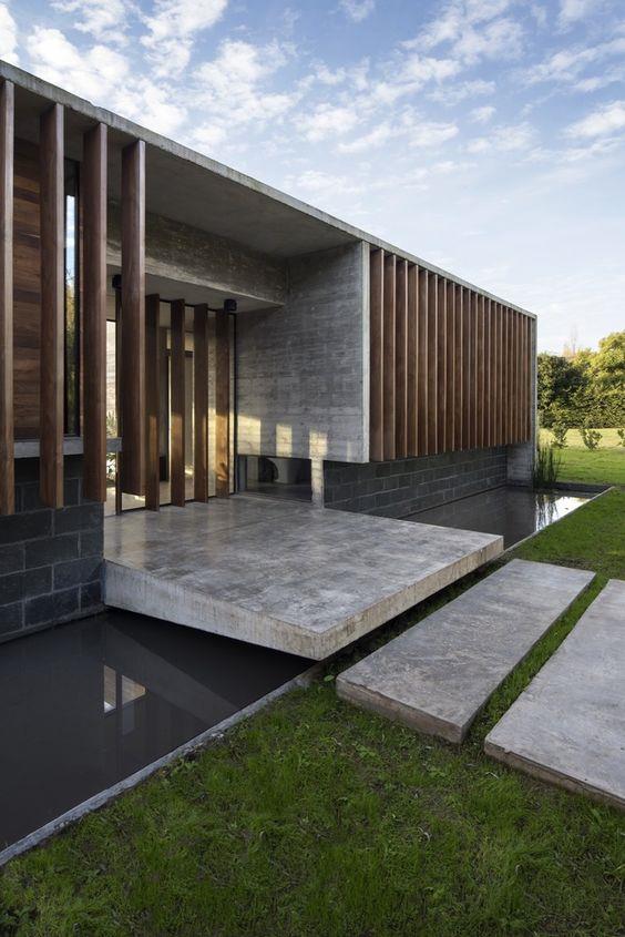 Collection of gates: The entrance of the villa is designed, which immediately increases the value of the mansion.