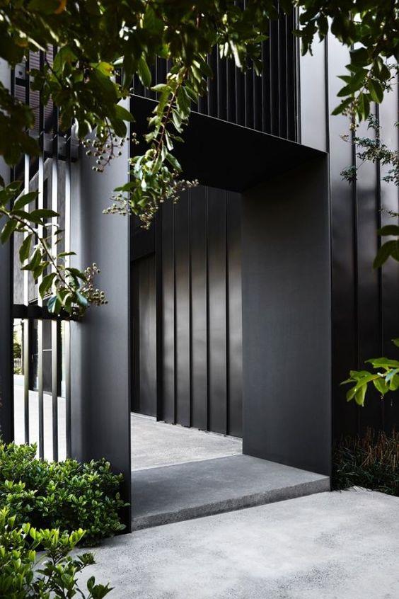 Collection of gates: The entrance of the villa is designed, which immediately increases the value of the mansion.