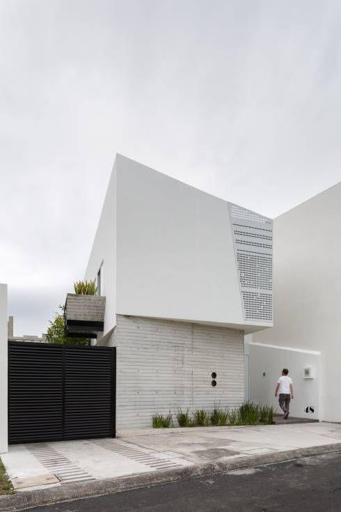 Collection of gates: The entrance of the villa is designed, which immediately increases the value of the mansion.