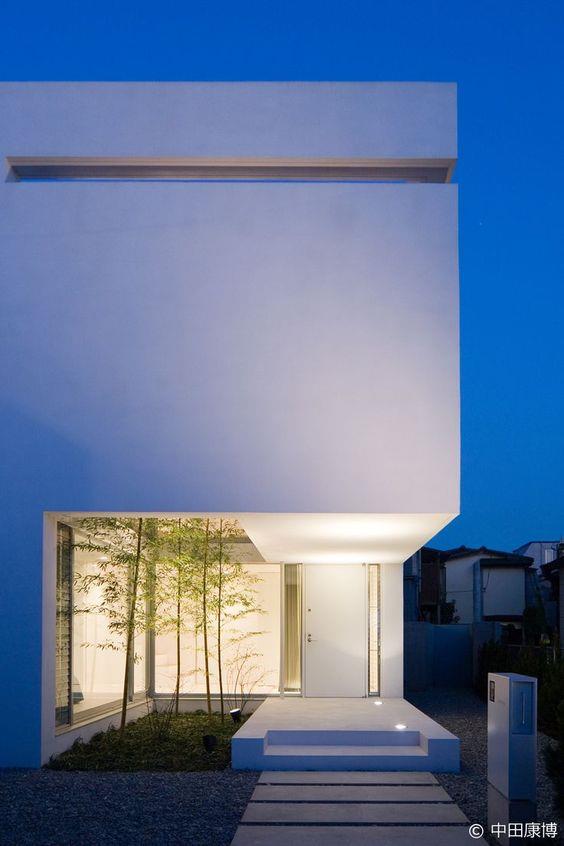 Collection of gates: The entrance of the villa is designed, which immediately increases the value of the mansion.
