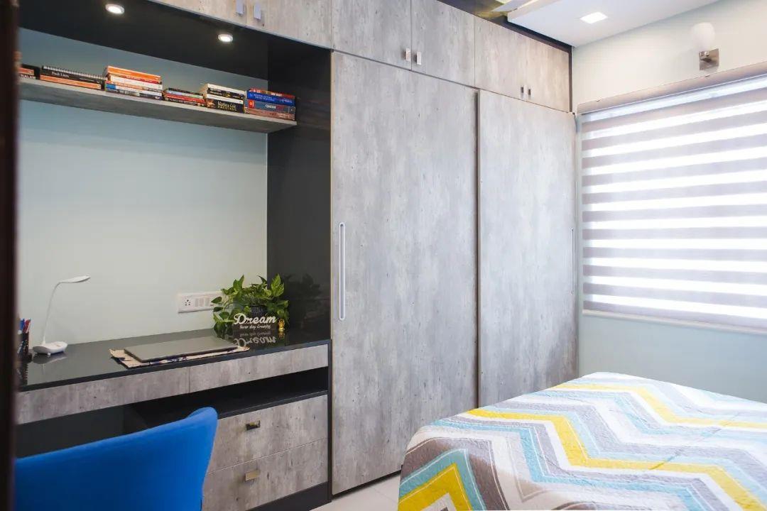 How to choose a wardrobe door? Flat door or carved door? The tablet is minimalist and elegant, with elegant and high-end carvings.
