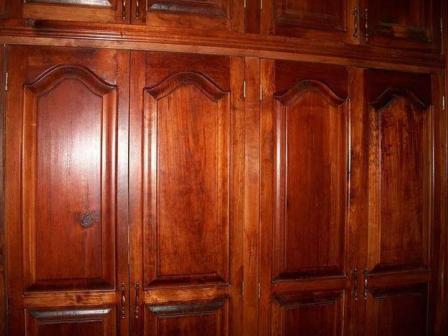How to choose a wardrobe door? Flat door or carved door? The tablet is minimalist and elegant, with elegant and high-end carvings.