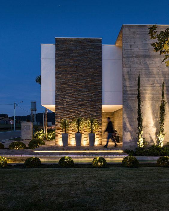 Collection of gates: The entrance of the villa is designed, which immediately increases the value of the mansion.